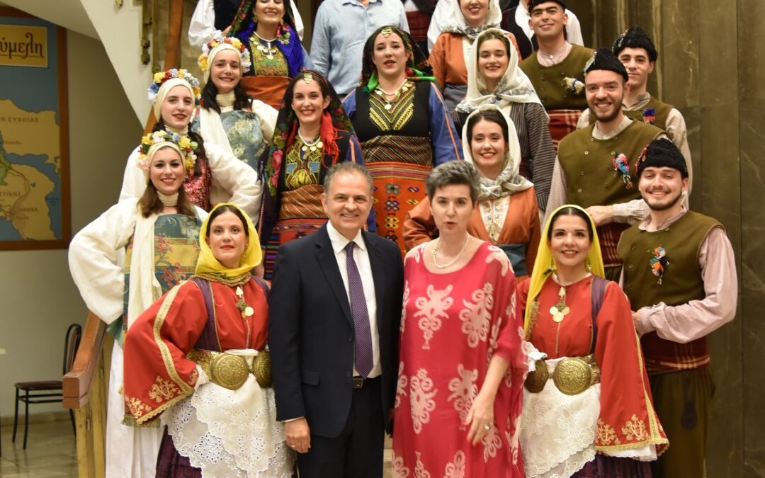 Σεργιάνι στη δημοτική μας παράδοση